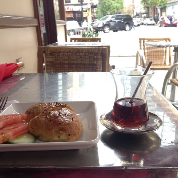 10/3/2015 tarihinde Necibe K.ziyaretçi tarafından Güllüoğlu Baklava &amp; Cafe'de çekilen fotoğraf