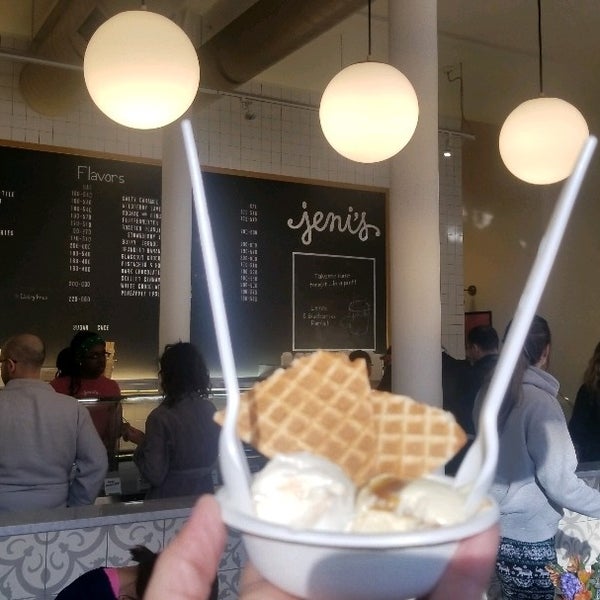 2/1/2020 tarihinde Diana C.ziyaretçi tarafından Jeni&#39;s Splendid Ice Creams'de çekilen fotoğraf