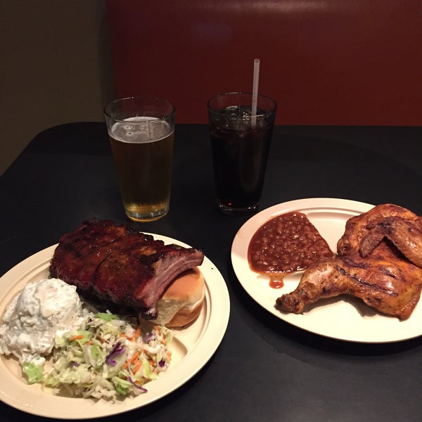 รูปภาพถ่ายที่ Whole Hog Cafe North Little Rock &amp; Catering โดย Jose M. เมื่อ 11/8/2017
