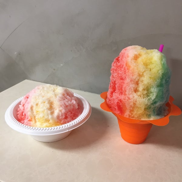 Photo taken at Brian&#39;s Shave Ice by Jose M. on 5/27/2017