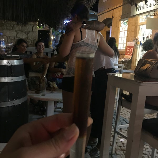 รูปภาพถ่ายที่ Alaçatı Shot Bar โดย Burcu เมื่อ 7/8/2016
