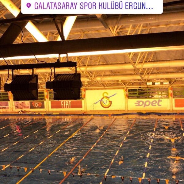 Foto tirada no(a) Galatasaray Ergun Gürsoy Olimpik Yüzme Havuzu por Elif E. em 12/29/2018