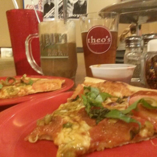 Foto scattata a Theo&#39;s Neighborhood Pizza da Dani il 8/23/2014
