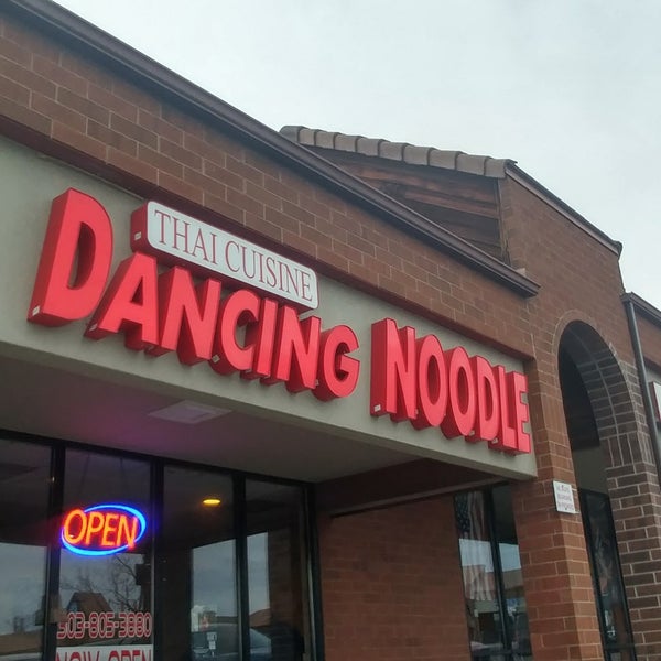 รูปภาพถ่ายที่ Dancing Noodle โดย Meagan W. เมื่อ 4/6/2018