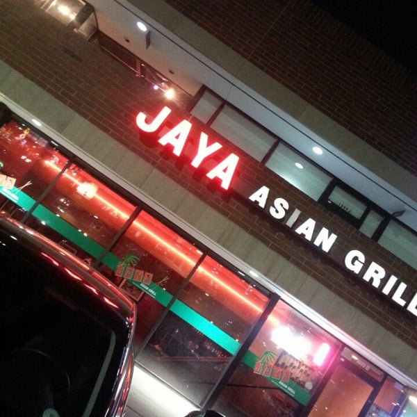 Снимок сделан в Jaya Asian Grill пользователем Mona L. 8/21/2013