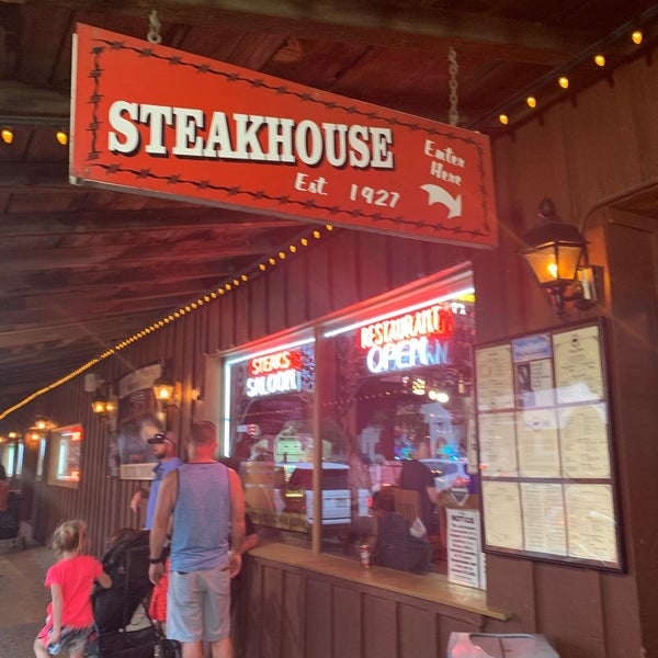 Foto diambil di Riscky&#39;s Steakhouse oleh Akanksha C. pada 7/7/2019