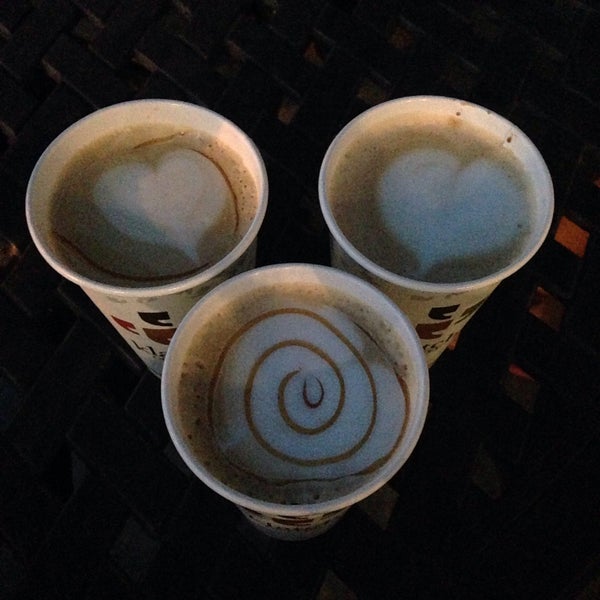 6/1/2015 tarihinde Carolina Natalie M.ziyaretçi tarafından Klatch Coffee'de çekilen fotoğraf