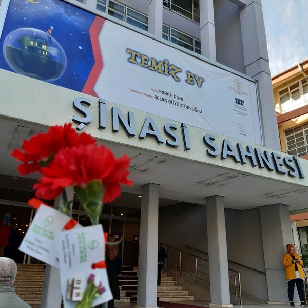 รูปภาพถ่ายที่ Şinasi Sahnesi โดย Fulya A. เมื่อ 3/7/2020