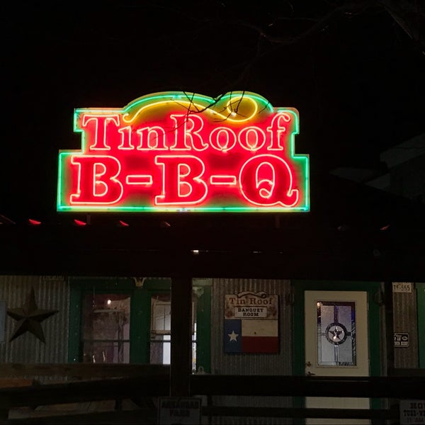 Photo taken at Tin Roof BBQ by ᴡ G. on 3/10/2018