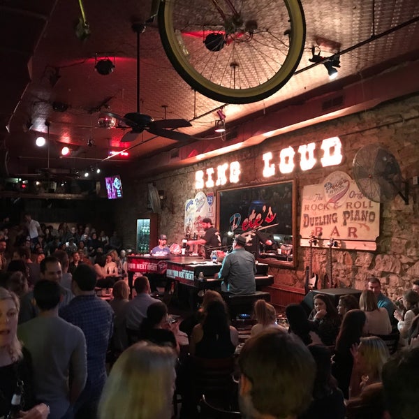 Foto diambil di Pete&#39;s Dueling Piano Bar oleh ᴡ G. pada 2/25/2018