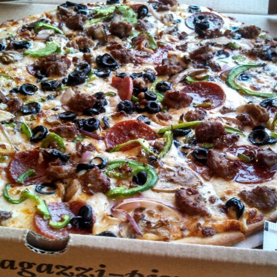 Das Foto wurde bei Ragazzi&#39;s Pizza von Peggy H. am 12/10/2013 aufgenommen
