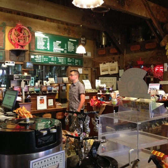 11/3/2012 tarihinde TJ D.ziyaretçi tarafından Peerless Coffee &amp; Tea'de çekilen fotoğraf