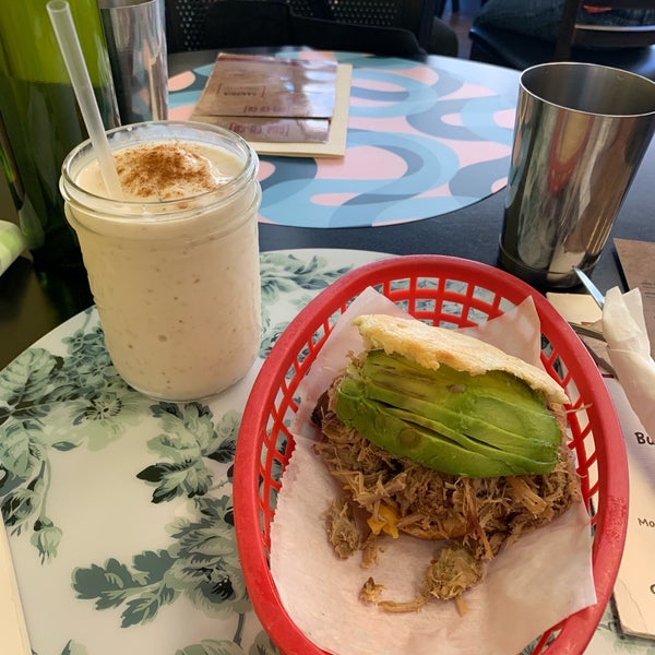 5/26/2019 tarihinde Ashley E.ziyaretçi tarafından Arepera Guacuco Restaurant'de çekilen fotoğraf