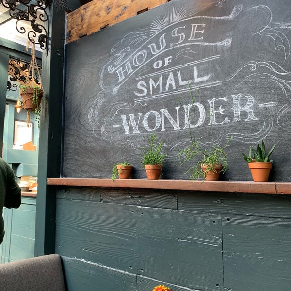 รูปภาพถ่ายที่ House of Small Wonder โดย Ashley E. เมื่อ 11/3/2019