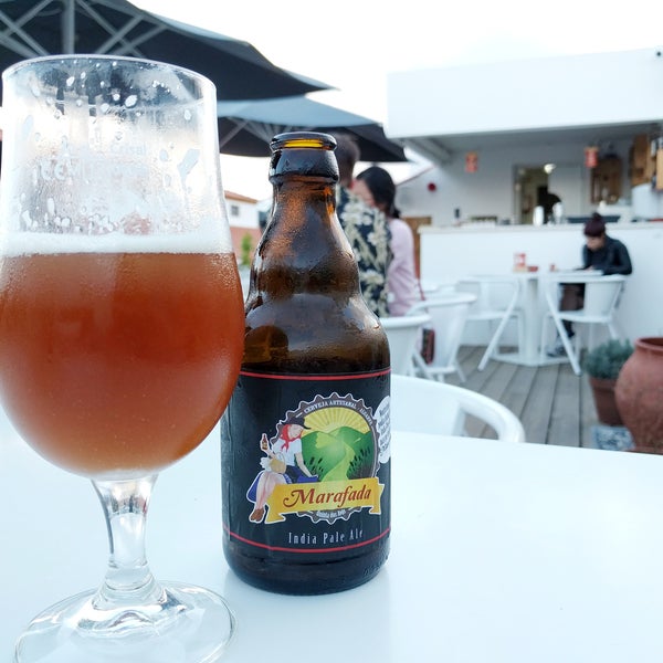 Awesome place with a rooftop and very nice waiters. Also Portuguese IPAs are fabulous here.