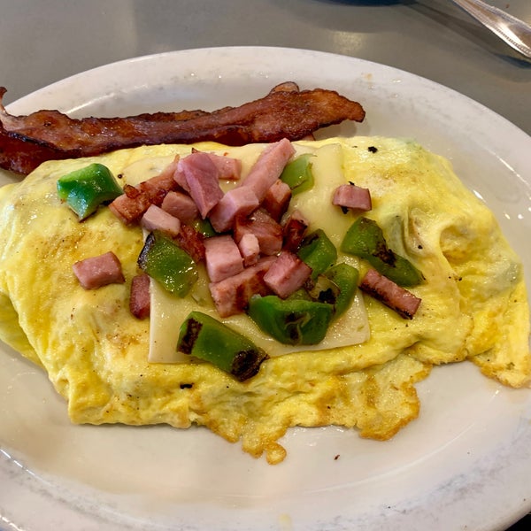 รูปภาพถ่ายที่ Uptown Diner โดย Mark C. เมื่อ 5/3/2019