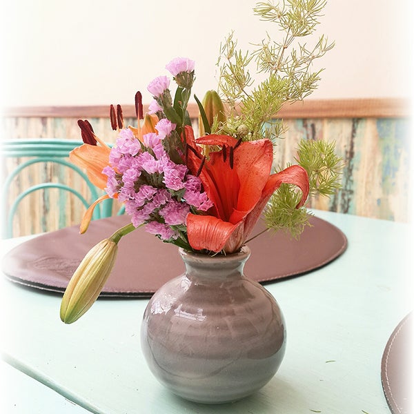 Hermosos adornos florales en las mesas