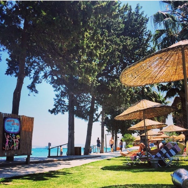 Photo taken at Babylon Çeşme by Burcu A. on 7/25/2015