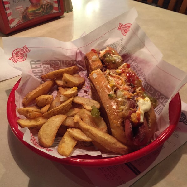 Photo taken at Fuddruckers by Tulio H. on 1/26/2016