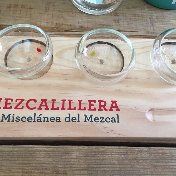 รูปภาพถ่ายที่ Mezcalillera_ La miscelánea del mezcal โดย Vanessa M. เมื่อ 12/30/2016