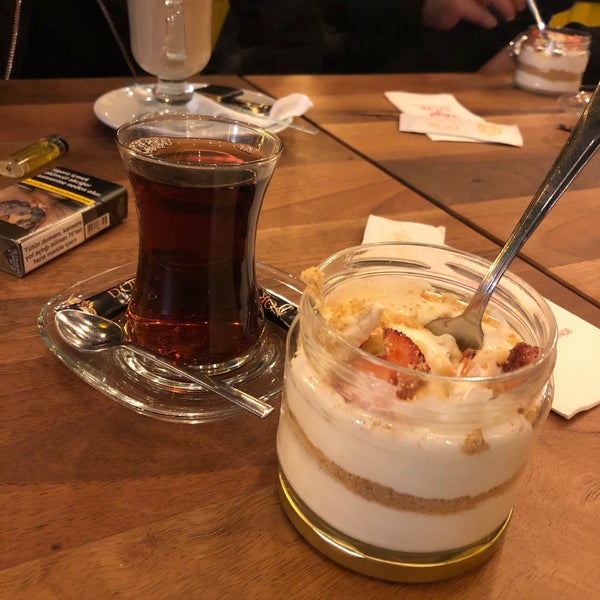 รูปภาพถ่ายที่ D&#39;OR Cafe Bistro &amp; Lounge โดย Ömer Ç. เมื่อ 11/6/2020