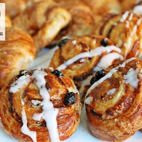 Nuestros Rollos de Canela... Mantenemos el cuidado en cada detalle de nuestra receta, dando como resultado un panecillo delicioso, delicado y liviano en su paladar