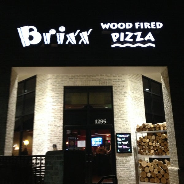 Photo prise au Brixx Wood Fired Pizza par Chris K. le12/31/2012