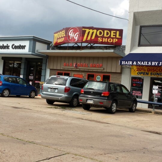 รูปภาพถ่ายที่ G&amp;G Model Shop, Inc. โดย Travis C. เมื่อ 9/30/2013