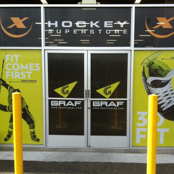 4/19/2013 tarihinde Brent H.ziyaretçi tarafından Hockey-X Superstore'de çekilen fotoğraf