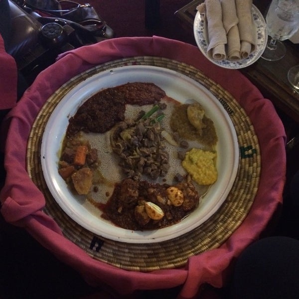 รูปภาพถ่ายที่ Meskerem Ethiopian Restaurant โดย Chrissy C. เมื่อ 7/17/2014