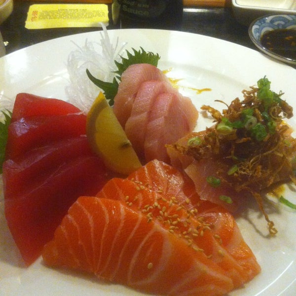 Снимок сделан в Nomura Sushi пользователем Rick G. 1/19/2013