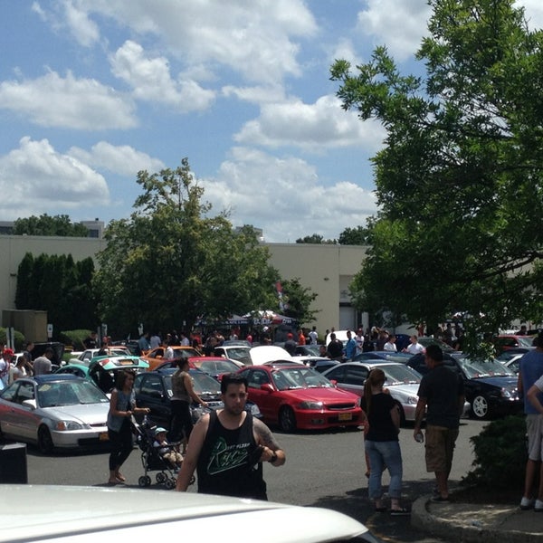 รูปภาพถ่ายที่ Garden State Exhibit Center โดย Elrick E. เมื่อ 6/23/2013