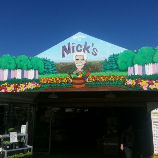 Foto tomada en Nick&#39;s Garden Center &amp; Farm Market  por Christopher G. el 10/2/2012