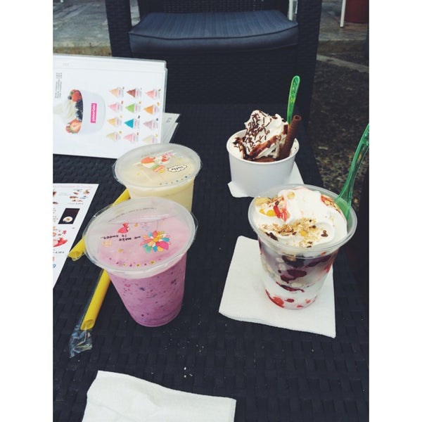 รูปภาพถ่ายที่ YAOURTAKI - Frozen Yogurt - Ice Cream - Coffee - Smoothie โดย Настасья เมื่อ 8/13/2014