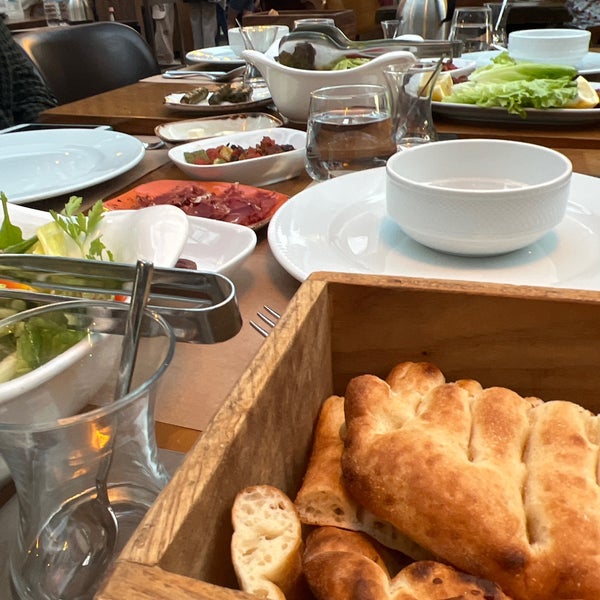 Das Foto wurde bei Vahap Usta Et Restaurant von emin T. am 4/24/2022 aufgenommen