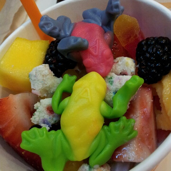 Photo taken at Orange Leaf Frozen Yogurt by Nyki on 5/12/2014