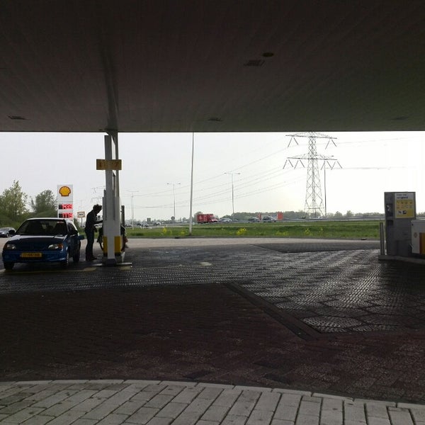 Photo taken at Shell by Douwe d. on 5/8/2013