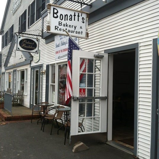 Foto scattata a Bonatt&#39;s Bakery &amp; Restaurant da Dave M. il 9/22/2012