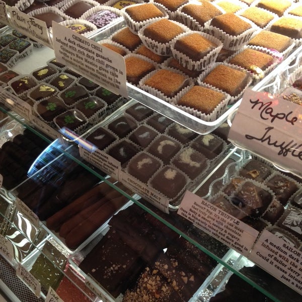 3/23/2014에 Dave M.님이 Lucky Chocolates, Artisan Sweets And Espresso에서 찍은 사진