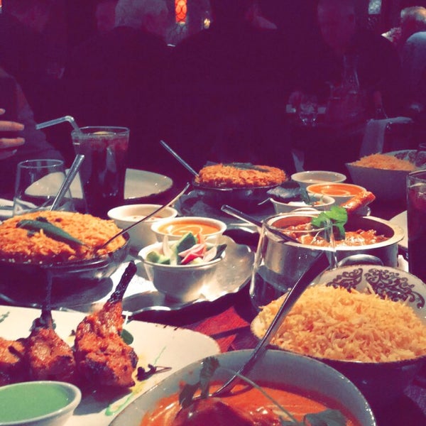 Foto tomada en Asha&#39;s Contemporary Indian Cuisine  por Abdulaziz H. el 12/11/2017