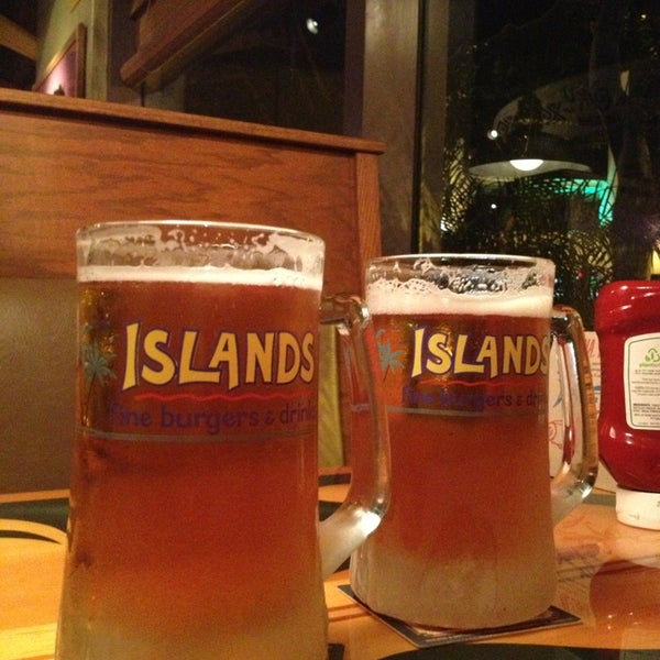 Foto scattata a Islands Restaurant da @Jose_MannyLA il 2/8/2013