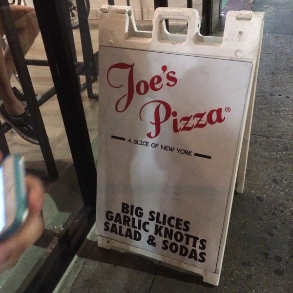 3/15/2015 tarihinde Brittany D.ziyaretçi tarafından Joe&#39;s Pizza Downtown LA'de çekilen fotoğraf