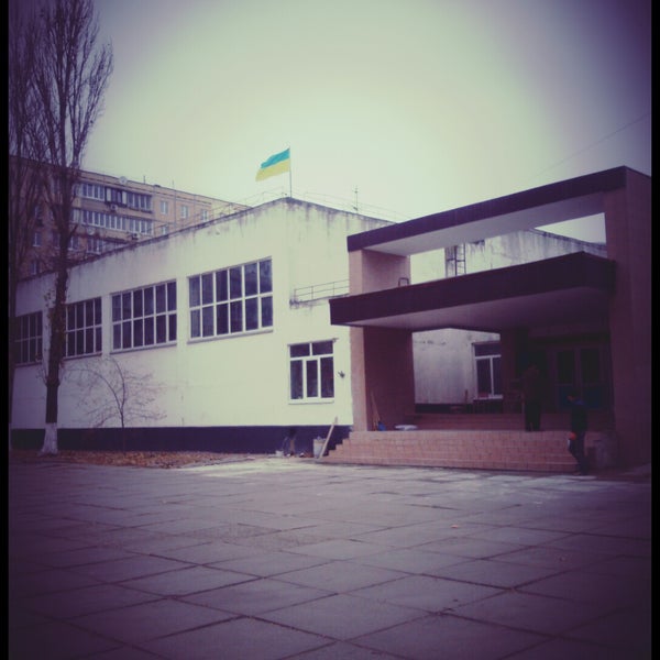 Школа на мате залки в красноярске. Фото школы 147 красноярск. Школа 147 красноярск. Школа мате залки. Гимназия 1 красноярск.