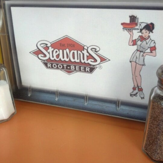 Das Foto wurde bei Stewart&#39;s Root Beer Drive-In von Sony D. am 10/19/2012 aufgenommen