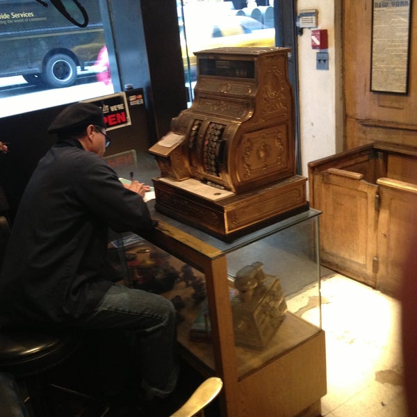 รูปภาพถ่ายที่ Jim&#39;s Shoe Repair โดย Scott H. เมื่อ 4/24/2013