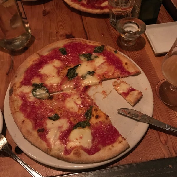 9/3/2018 tarihinde Daniel H.ziyaretçi tarafından Pizzeria Defina'de çekilen fotoğraf