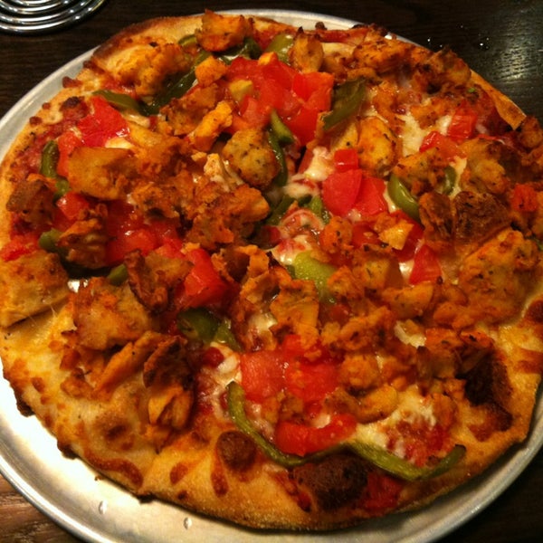 Foto scattata a Uncle Maddio&#39;s Pizza Joint da Nicole il 12/30/2012