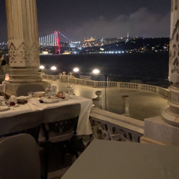 Снимок сделан в Tuğra Restaurant &amp; Lounge пользователем Nouf 9/25/2023