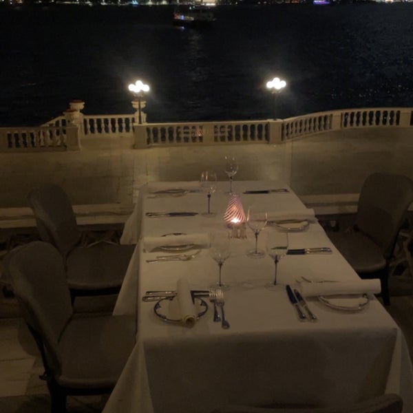 รูปภาพถ่ายที่ Tuğra Restaurant &amp; Lounge โดย Nouf เมื่อ 9/25/2023