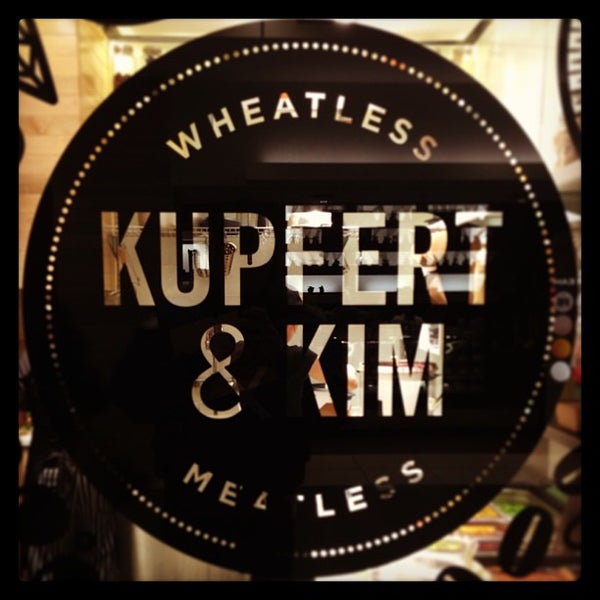 รูปภาพถ่ายที่ Kupfert &amp; Kim (First Canadian Place) โดย Michael F. เมื่อ 2/27/2013